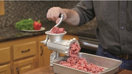 Manual meat grinders cost less than electric ones. 